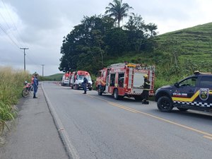 Carro capota em ribanceira e deixa feridos na rodovia AL-105 Norte