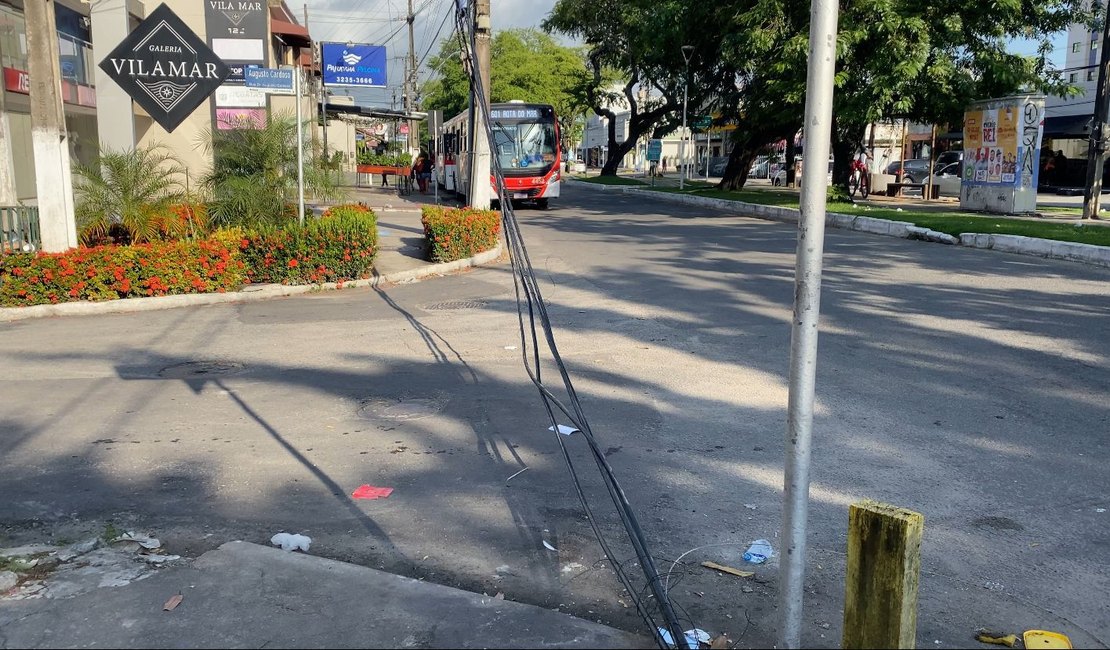 Caminhão derruba fios de telefonia e impede acesso de carros à rua na Jatiúca