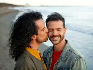 Intenso e excitante: veja passo a passo para dar um beijo tântrico