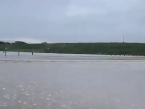 [Vídeo] Barragem transborda e água invade trecho da AL-220 entre Major Izidoro e Jaramataia