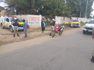 BPRv aborda inabilitados, motociclistas sem capacete e recolhe veículos em Arapiraca