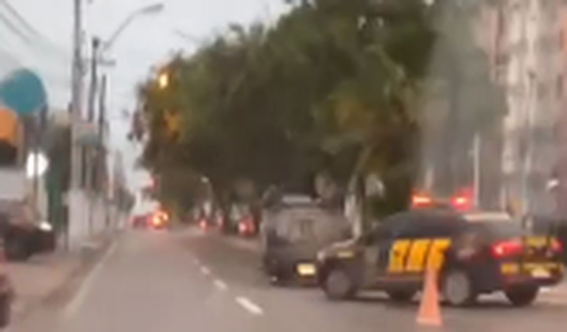 [Vídeo] Carro capota na Avenida Álvaro Calheiros em Maceió