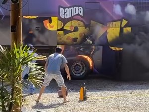 Ônibus das bandas Djavú e Banda do Forró é destruído em incêndio