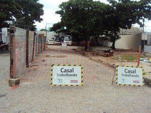 Casal efetua obra para reparar rede coletora de esgoto no Centro de Maceió