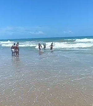Banhista é salvo por salva-vidas na Praia da Sereia na manhã deste sábado (28) em Maceió