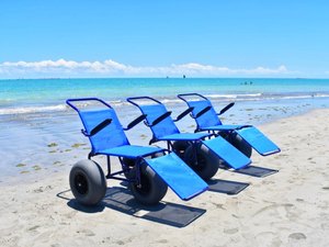 Cadeiras anfíbias promovem Maceió como destino inclusivo