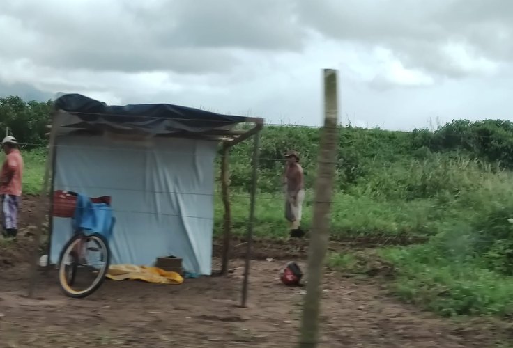 Terreno com obra inacabada de Estação de Tratamento de Esgoto vira acampamento de sem-terra