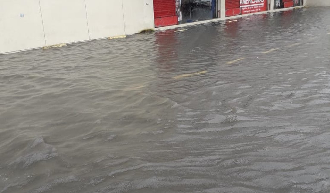 [Vídeo] Chuvas causam transtorno pelas ruas de Maceió 