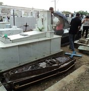 Caixão abandonado em cemitério assusta população em Penedo