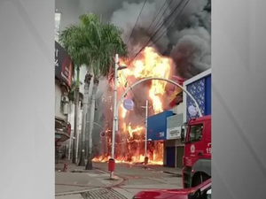 Incêndio destrói shopping em Nova Iguaçu (RJ); bombeiros controlam chamas