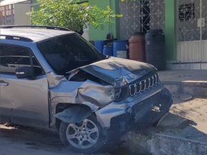 Acidente envolvendo uma moto e dois carros deixa dois feridos em Arapiraca