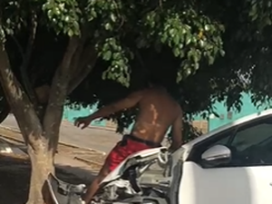 Com sinais de embriaguez, jovem bate carro em árvore antes de entrar na AL-220 em Arapiraca