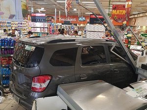 [Vídeo] Motorista invade supermercado na Av. Fernandes Lima