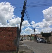 [Vídeo] Poste ameaça cair e moradores temem consequências graves em Arapiraca