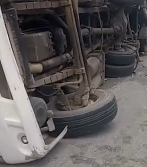 Caminhão que transportava família tomba às margens da BR-101 em Flexeiras