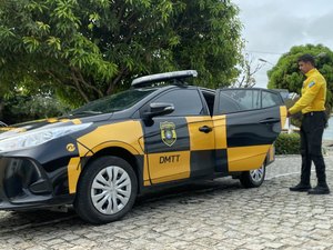 DMTT realiza entrega domiciliar de placas perdidas durante as chuvas em Maceió