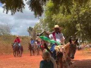 Moradora prepara água para cavalos durante cavalgada e chama atenção