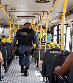 Suspeito é preso armado dentro de micro-ônibus