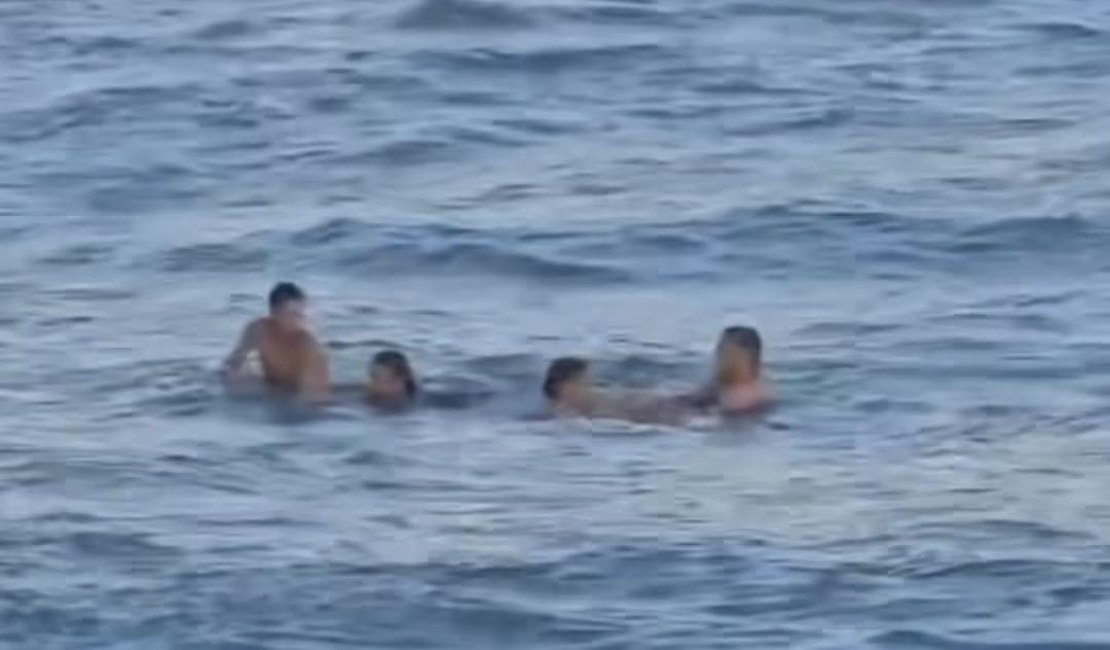 Maré alta assusta moradores e duas pessoas precisaram ser resgatadas de afogamento