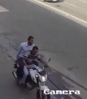 [Vídeo] Dupla armada rouba motocicleta na Praça Centenário
