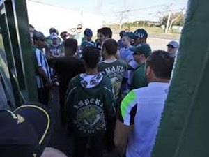 Torcedores do Coritiba entram no CT para cobrar jogadores e diretoria