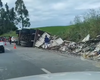 Carreta tomba na BR-101 em Joaquim Gomes e carga é saqueada