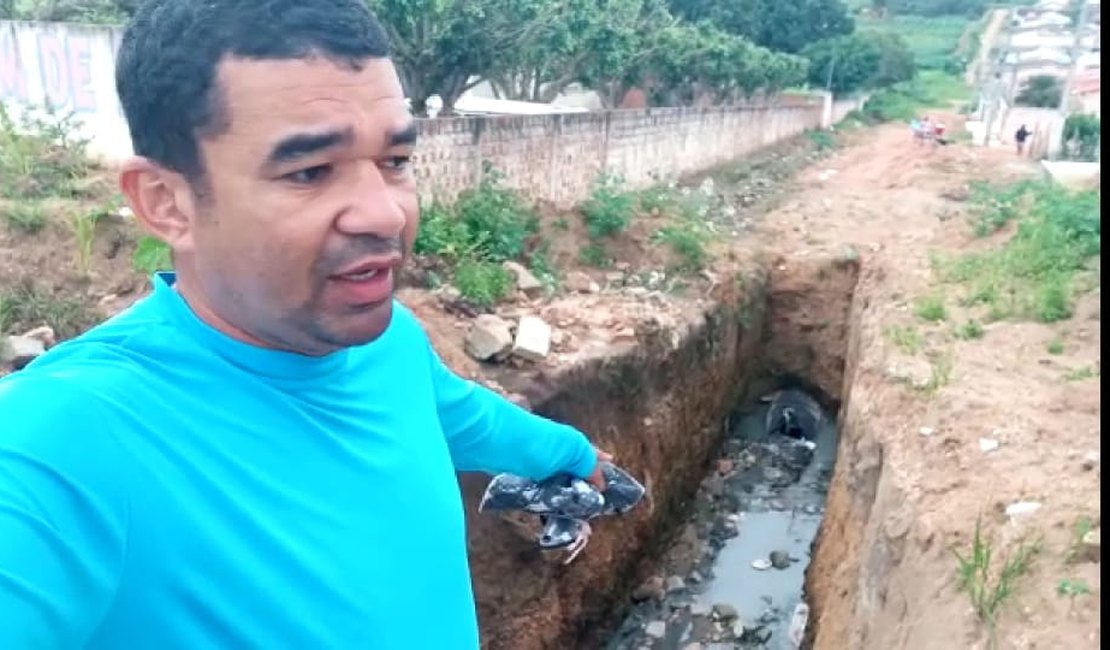 [Vídeo] Falta de pavimentação e cratera da prefeitura deixam rua intransitável em Arapiraca