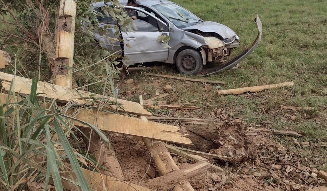 Motorista perde controle de carro e capota em Arapiraca