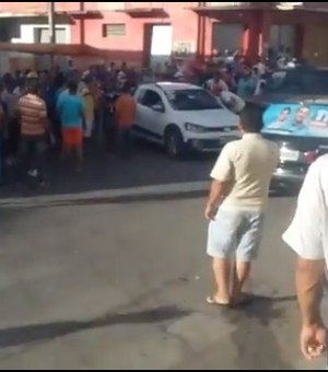 Cabo Eleitoral  invade passeata, atropela sete pessoas e é espancado pela população