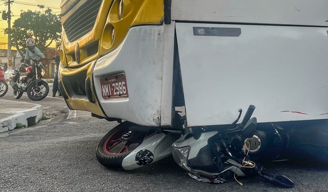 Motociclista e garupa param embaixo de ônibus após colisão na Av. Siqueira Campos