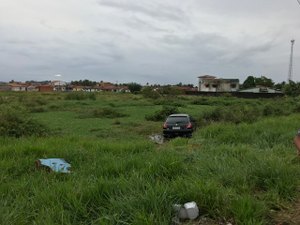 Homem bate em barra de proteção e cai em campo de futebol