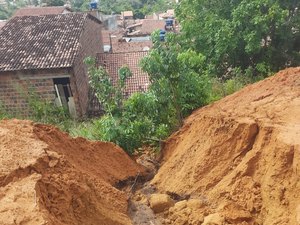 [Vídeo] Barreira desaba e invade residências em Maragogi