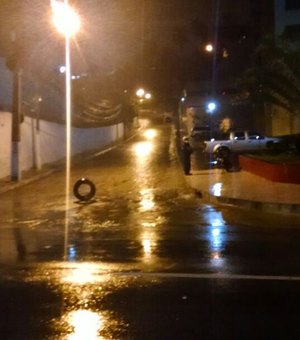 Por conta das chuvas, barreira da Sococo desliza e interdita trânsito no Jacintinho
