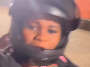Mãe viraliza ao pilotar moto sozinha até a maternidade para dar à luz