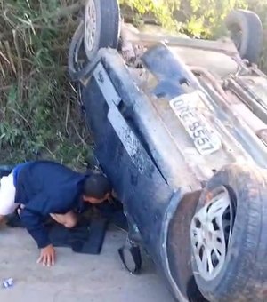 [Vídeo] Carro capota na AL-115 e deixa uma pessoa ferida