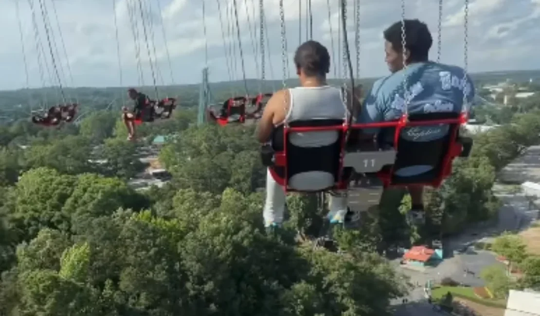 [Vídeo] EUA: brinquedo para e passageiros ficam presos a 80 m de altura