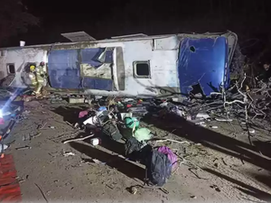 Ônibus que seguia de São Paulo para Alagoas se envolve em acidente com mortos e feridos em Minas
