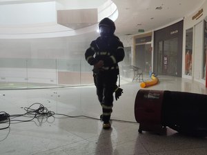 [Vídeo] Bombeiros controlam incêndio em loja de shopping na Cruz das Almas