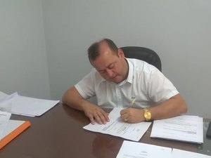 Léo Saturnino já inicia o dia despachando na presidência  do Poder Legislativo Arapiraquense