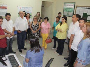 Prefeito acompanha vereadores em visita à Central de Abastecimento Farmacêutico