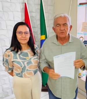 Prefeito anuncia pagamento do rateio da Educação e silencia sobre os não concursados