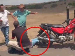 Vídeo mostra acidente entre moto e carro em estrada na divisa entre Taquarana e Arapiraca