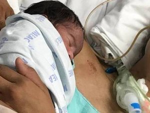 Mãe sai do coma após 23 dias ao sentir filho sobre o peito
