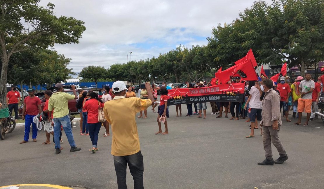 Enquanto manifestantes pedem terras em Arapiraca, prefeitura doa terreno para empresa privada