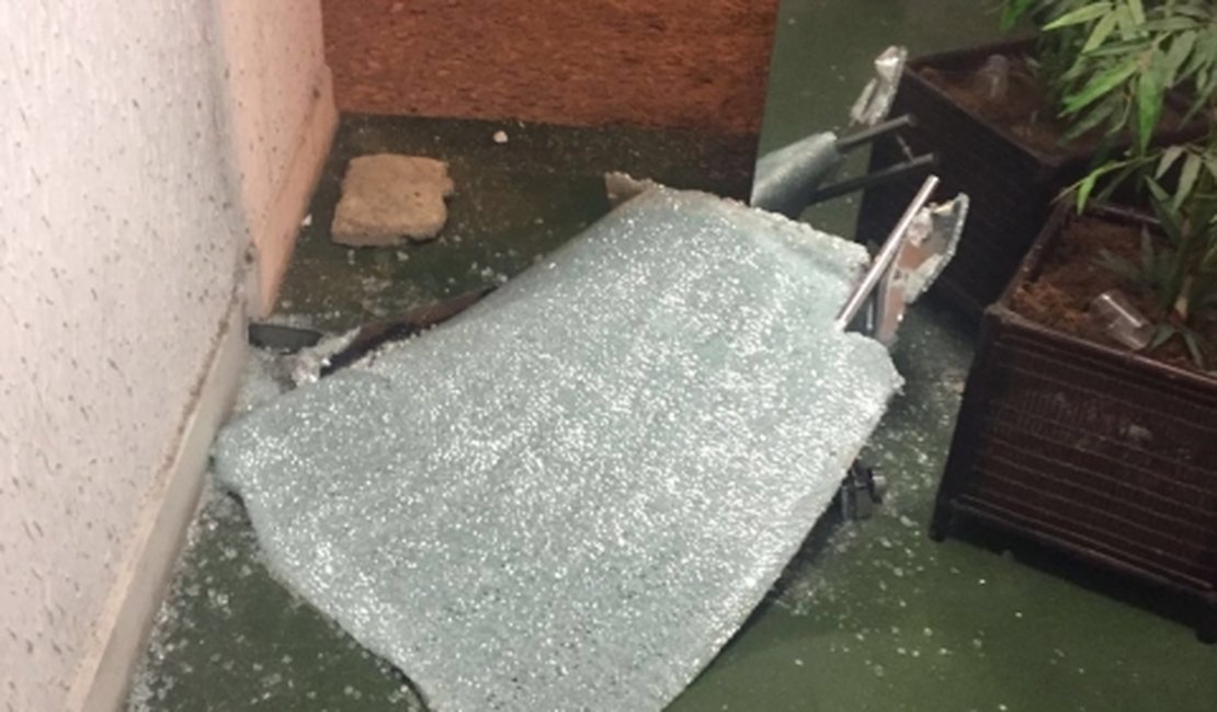 Vândalos depredam e invadem sede da FAF