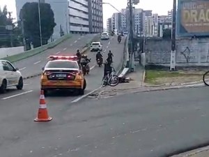 Motociclista e ciclista se envolvem em acidente próximo ao viaduto João Lyra, em Maceió