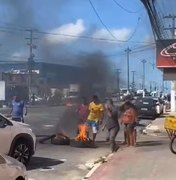 Populares fazem protesto contra BRK e fecham via no Benedito Bentes, em Maceió