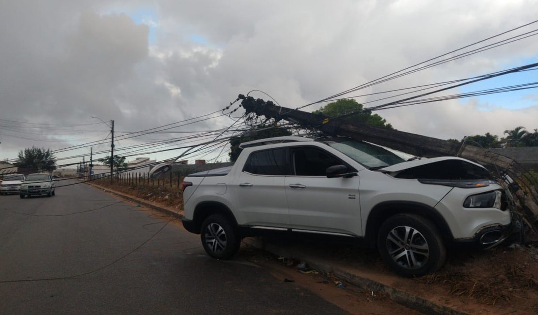 Caminhonete colide em poste de deixa moradores sem energia em Arapiraca