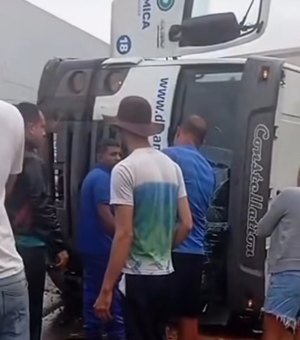 Caminhão colide com muro após perder controle em pista molhada na AL-110