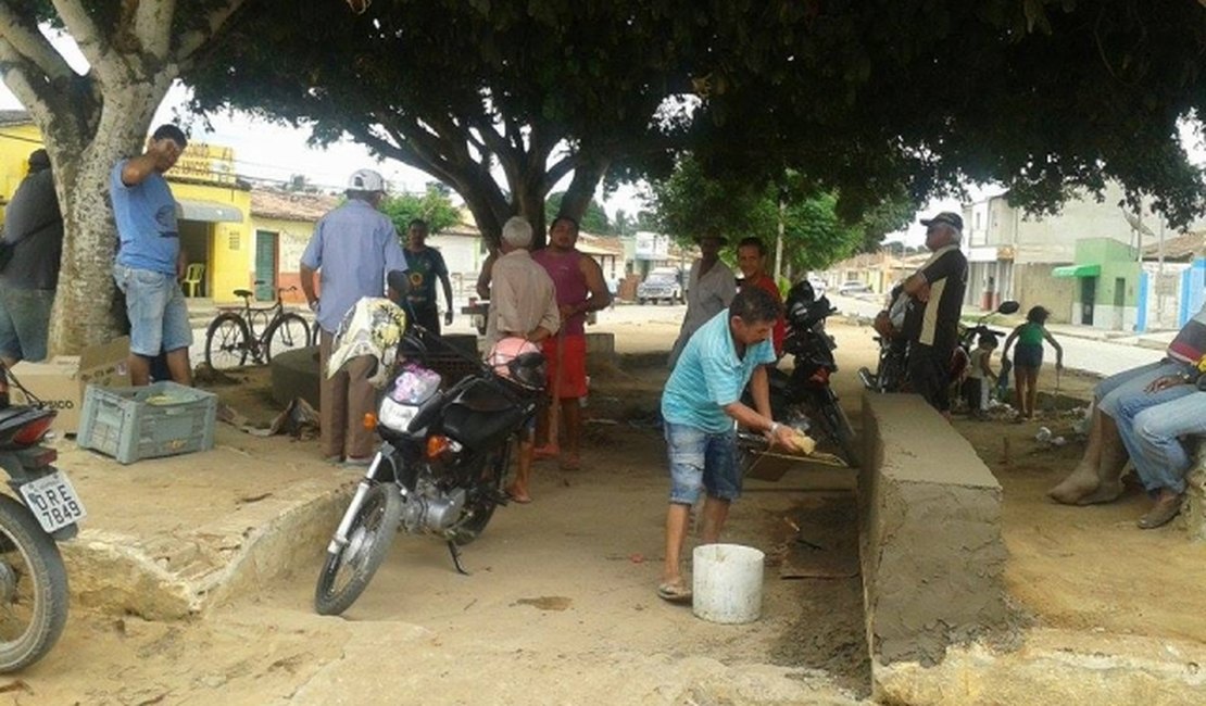 Em Arapiraca, moradores do Planalto fazem 'vaquinha' para construir os bancos da praça